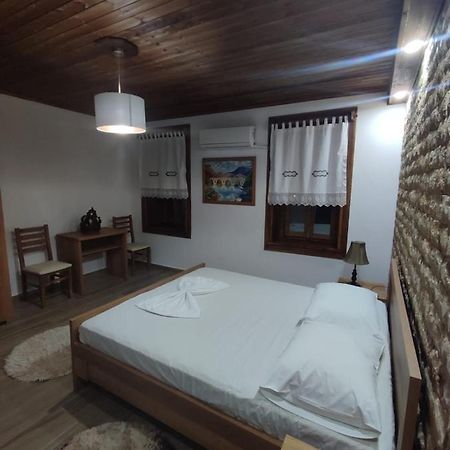 Eni Entire Guesthouse Parking On Site Berat Buitenkant foto