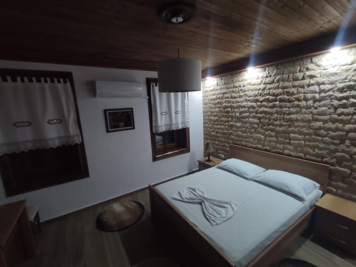 Eni Entire Guesthouse Parking On Site Berat Buitenkant foto