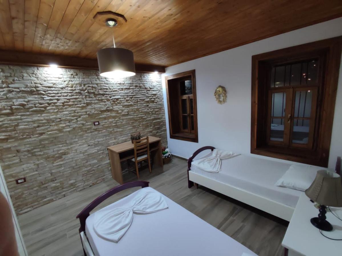 Eni Entire Guesthouse Parking On Site Berat Buitenkant foto