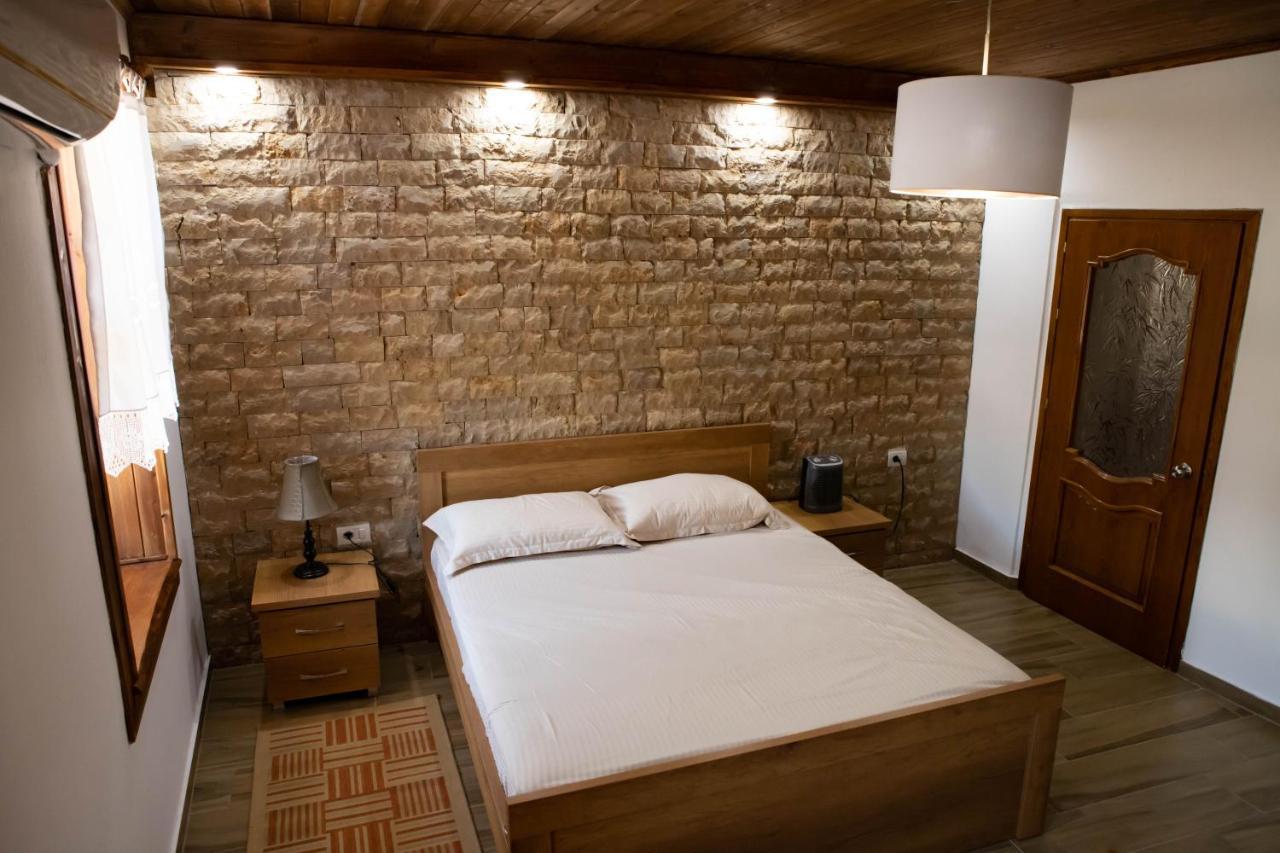 Eni Entire Guesthouse Parking On Site Berat Buitenkant foto