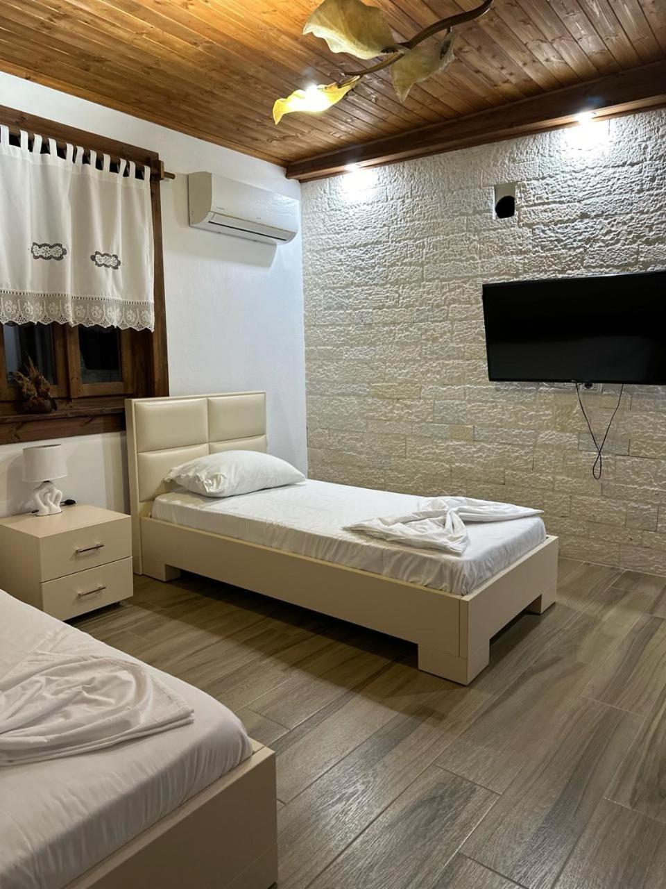 Eni Entire Guesthouse Parking On Site Berat Buitenkant foto