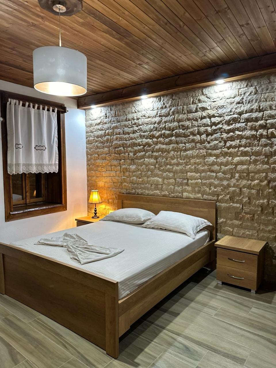 Eni Entire Guesthouse Parking On Site Berat Buitenkant foto