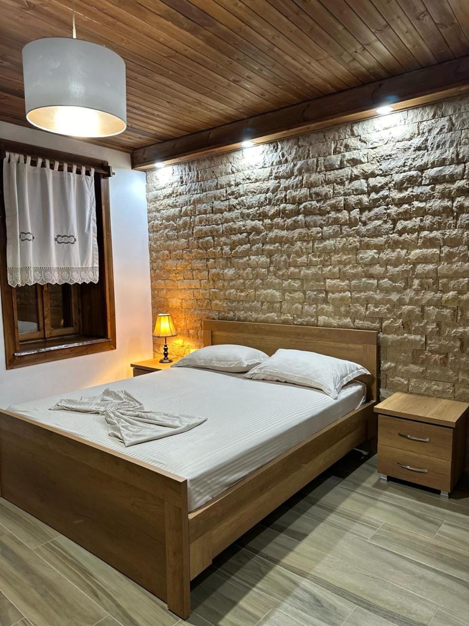 Eni Entire Guesthouse Parking On Site Berat Buitenkant foto